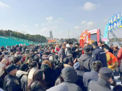 ���ߣ��ں����� �˻���Ծ�����